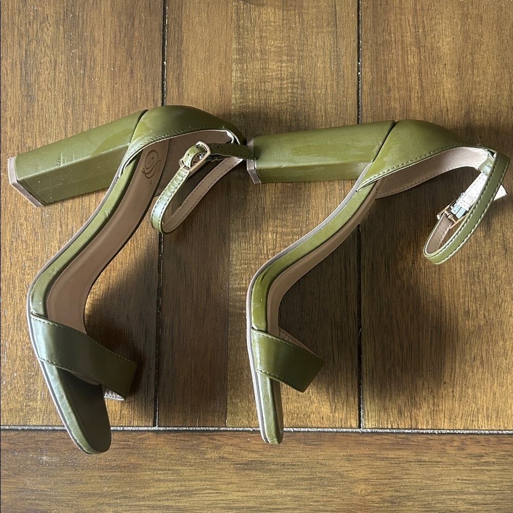 Delicious brand olive green ankle strap block heel sandals size 6.5 - Picture 3 of 6
